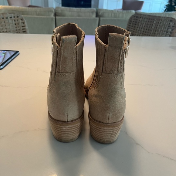 Donald Pliner size 8.5 tan ankle boots with gold hardware - Picture 3 of 6